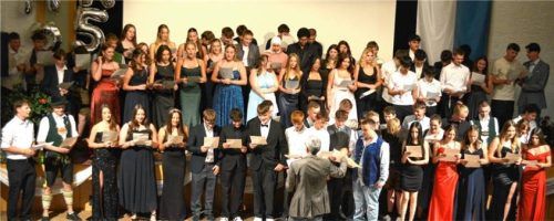 Zum Abschied sangen alle 80 Entlass-Schüler gemeinsam auf der Bühne, geleitet von Philipp Bernhofer. Foto  Eder
