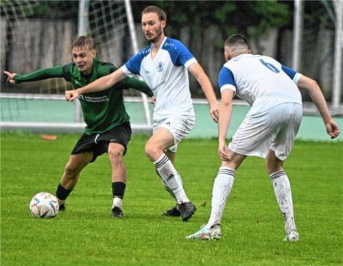 Zum Auftakt im Toto-Pokal trafen der ESV Rosenheim und der TSV Hohenthann-Beyharting aufeinander. Hier duellieren sich ESV-Akteur Ludwig Bergmüller (Mitte) und Hohenthanns Torschütze Manuel Schunko.Foto Franz Ruprecht