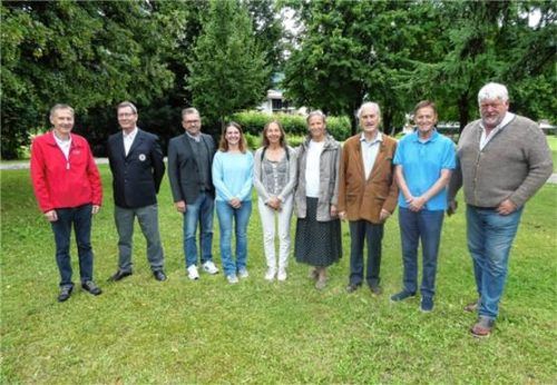 Zum Startschuss für die Nachbarschaftshilfe Reit im Winkl trafen sich (von links) Wolfgang Wick und Bernhard Lermer vom BRK Traunstein, Bürgermeister Matthias Schlechter und Ulrike Speicher von der Gemeinde Reit im Winkl und vom Organisationsteam Lydia Breuer, Elke und Jörg-Werner Hildebrandt, Arthur Roland und Günter Dirnhofer. Foto Hauser