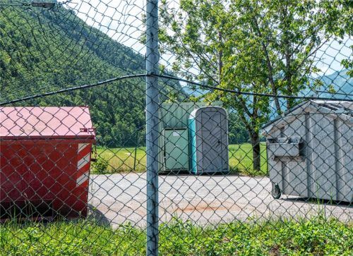 Zumutbar oder nicht? Die mobile Toilette auf dem Unterwössener Wertstoffhof (im Hintergrund) schaffte es jetzt bis in den Gemeinderat.Foto  Flug