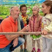 Mit leuchtenden Augen bezahlt