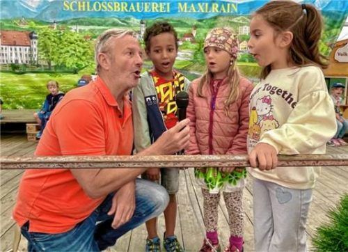 Zur Hochform liefen die Kids am Festzelt-Mikrophon mit Robert Plank auf.