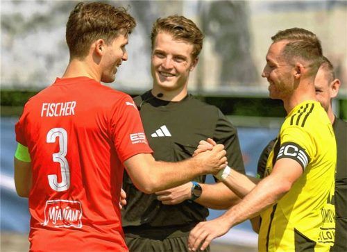Zwei Inn/Salzach-Teams in der Bayernliga Süd: Erlbach (links Kapitän Alexander Fischer) und Kirchanschöring (rechts Kapitän Manuel Omelanowsky).Foto mb.presse – Butzhammer