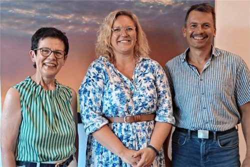 Zweite Bürgermeisterin Fanni Mayer (links) und Bürgermeister Sepp Huber dankten Susanne Butkewitz für ihre engagierte Arbeit. Foto emk