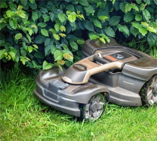 Zwischen Juli und September 2024 wurden mehrere Männer aus Polen wegen bandenmäßigen Diebstahls und Betrugs mit Mährobotern in zahlreichen Baumärkten, darunter in Bayern, verurteilt.