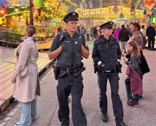 20000 Schritte täglich und alles im Blick: Beim Rundgang auf dem Herbstfest zeigen die Kollegen der Wiesnwache Präsenz und beantworten zahlreiche Fragen der Besucher. Foto Karin Zehentner