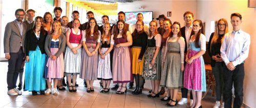 26 Einser-Schüler in Feldkirchen-Westerham mit Bürgermeister Johannes Zistl (links). Foto merk