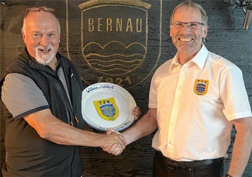 50 Jahre im Verein: Willi Mehlhart (links) und Vorsitzender Dr. Ansgar Schwirtz (rechts) mit dem Ehrenteller. Foto  re