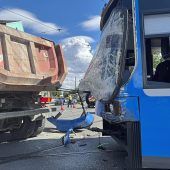 Tram entgleist bei Unfall