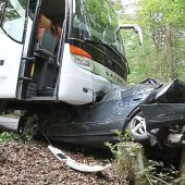 Keine Handbremse: Bus prallt gegen Autos