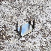 Metallkrallen in Reifen gesteckt