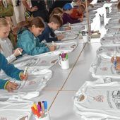 Kinder bemalen ihr eigenes Feuerwehr-T-Shirt