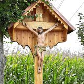Das Berndlkreuz am Aisinger Rotwandweg steht wieder in voller Pracht