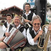 Volksmusik im Brunnenhof mit den „4 Hinterbergern“