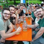 Bernauer Trachtenverein entführt Dorffest-Besucher nach „Bella Italia“ und in den Wilden Westen