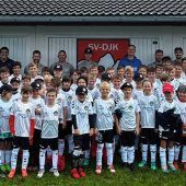 Kinder trainieren mit echten Fußball-Legenden