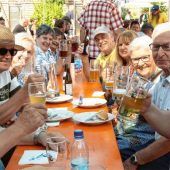Besucher des ersten Feuerwehr-Frühschoppens trotzen der Hitze