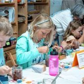Junge Chocolatiers stellen Pralinen her