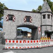 Wiesntor steht fürs Herbstfest – THW baut den Kult-Treffpunkt in acht Stunden auf – Wiesnbrotzeit als Dank