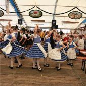 Seniorentag im Volksfestzelt lockt Hunderte an