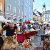 Antik- und Trödelmarkt zieht zahlreiche Schatzsucher an