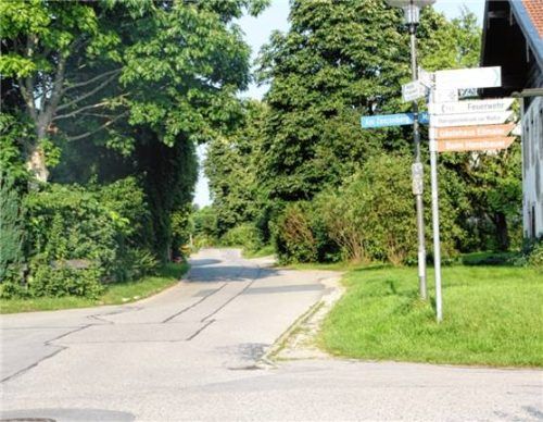Ab der Kreuzung Am Zenzenberg (links) und Max-Kurz-Straße (rechts) soll die Pfaffinger Straße auf einer Länge von circa 250 Metern ausgebaut werden. Foto  Zandl
