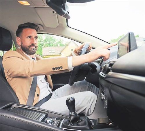 Ablenkung: Die Umstellung auf ein Auto mit Touchscreen erschwert vielen die Bedienung wichtiger Funktionen. Foto imago