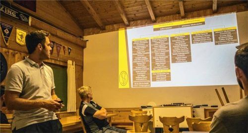 Abteilungsleiter Julian Reisner (links) und Jugendleiter Klaus Kunert zeigten in ihrer Präsentation die enorme Organisationstiefe bei den Fußballern auf. Insgesamt nehmen zwölf Mannschaften am Spielbetrieb teil. Fotos stache