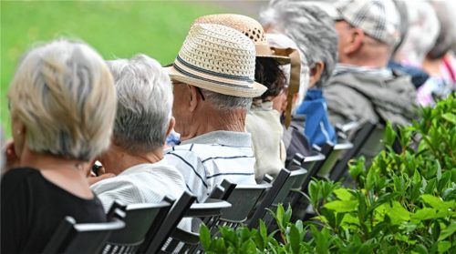 Ältere Menschen besuchen in einem Kurpark ein Konzert. Foto dpa