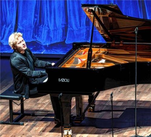 Alexander Malofeev ist ganz versunken in die Musik, die er spielt.Foto SCHEFFOLF MEDIA