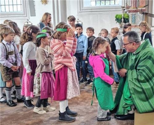 Alle Kinder bekamen von Pfarrer Augustin Butacu ihren persönlichen Segen, hier die kleine Magdalena.