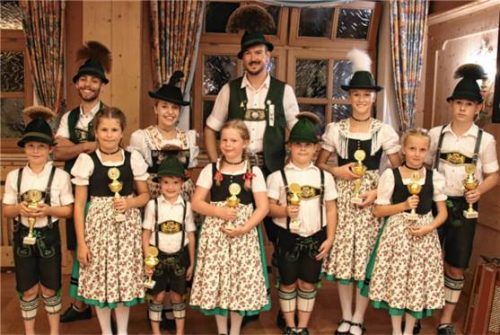 Alle Sieger in Schleching: (vorne, von links) Korbinian Luger, Lena Haumaier, Andreas Hell, Lia Dögerl, Lorenz Maier, Emma Bauer sowie (hinten, von links) Wolfgang Zaiser, Maria Zaiser, Andi Hell, Amelie Huber und Leonhard Maier. Foto  Hell