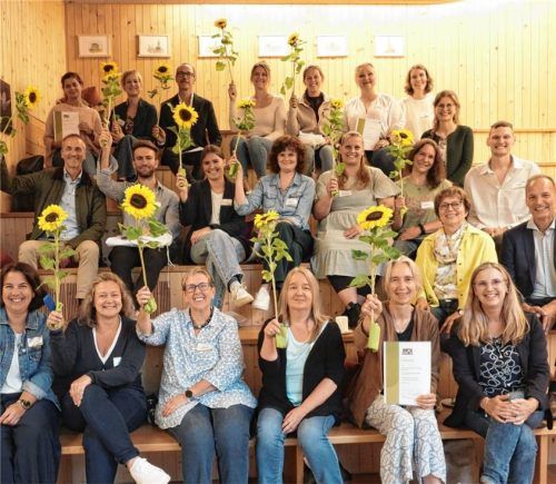 Alle verantwortlichen Personen der teilnehmenden Einrichtungen mit den Coaches nach dem erfolgreichen Workshop.Foto AELF