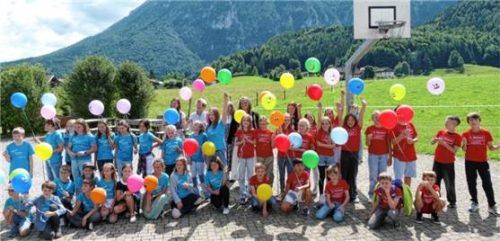 Alle Viertklässler erhielten bei der Abschlussfeier einen bunten Luftballon von der Inzeller Grundschule und wurden in einen neuen Lebensweg in einer anderen Schule verabschiedet.Foto Wegscheider
