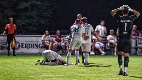 Am Boden zerstört und fassungslos: Der TSV Siegsdorf haderte in Peterskirchen mit den Schiedsrichterentscheidungen.Foto Christian Mühlhofer