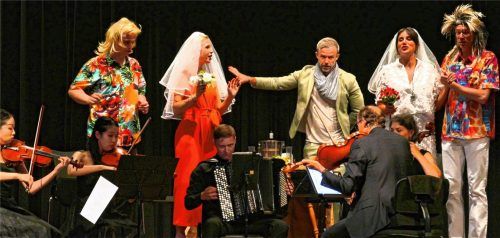Am Ende heiraten die Frauen – alles arrangiert von Don Alfonso (Florian Dengler, Mitte) – die vermeintlichen albanischen Prinzen, die in Wahrheit ihre Geliebten sind. Foto Janka