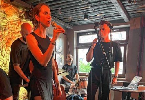 Am Eröffnungsabend: Karoline Weidt und Kilian Sladek an den Mikros.Foto frank