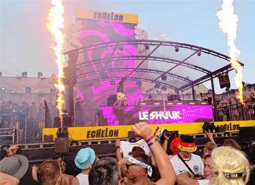 Am Feiertag Mariä Himmelfahrt wurde von den Echelon-Besuchern noch ausgelassen gefeiert. In der Nacht auf 16. August setzte eine Unwetterfront dem Festival dann ein Ende. Foto Rolle