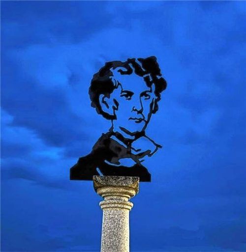 Am Hafen von Prien/Stock erinnert seit 2013 ein Scherenschnitt von Walter Angerer an König Ludwig II. von Bayern. Dem „Kini“ und leidenschaftlichen Schlossbauherrn hat die Marktgemeinde Prien, der größte Ort am Chiemsee und Ausgangspunkt zu Herrenchiemsee, viel zu verdanken. Foto markt prien