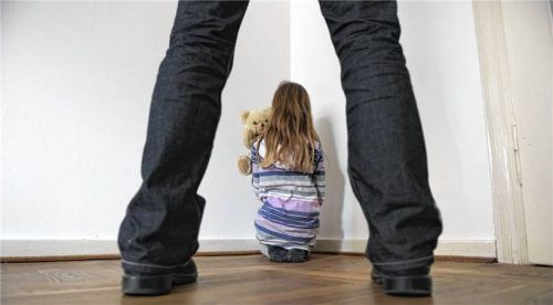 Am Landgericht Traunstein hat der Prozess gegen einen 41-jährigen Mann aus Wasserburg begonnen. Er soll seine Tochter sexuell missbraucht haben. (Symbolbild) Foto imago