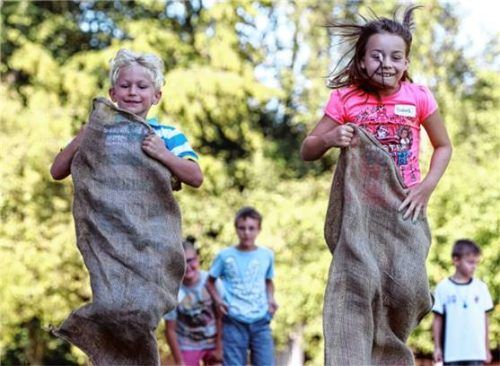 Am Lausbubentag stehen viele Spiele bereit.

Foto Bezirk Oberbayern, FLM Amerang, G.Nixdorf