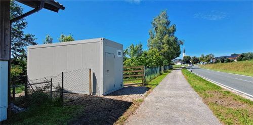 Am Wertstoffhof wurde ein Container aufgestellt, um im Notfall Obdachlose unterbringen zu können. Dies zählt zu den Pflichtaufgaben der Gemeinde. Foto emk
