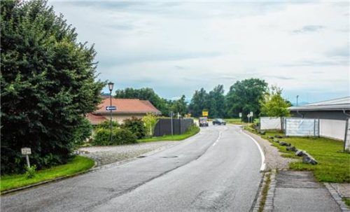 An dieser Stelle an der Abzweigung Tillystraße/Lehrer-Decker-Weg soll eine Querungshilfe entstehen, wenn es nach der Unabhängigen Liste Tuntenhausen geht. Foto stache