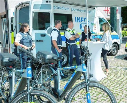 An einem Stand am Marktplatz beantworteten die Polizisten die Fragen der Bürger. Durch Aufklärungsaktionen wie in Prien will die Polizei präventiv dafür sorgen, dass weniger Unfälle mit Fahrradfahrern passieren.