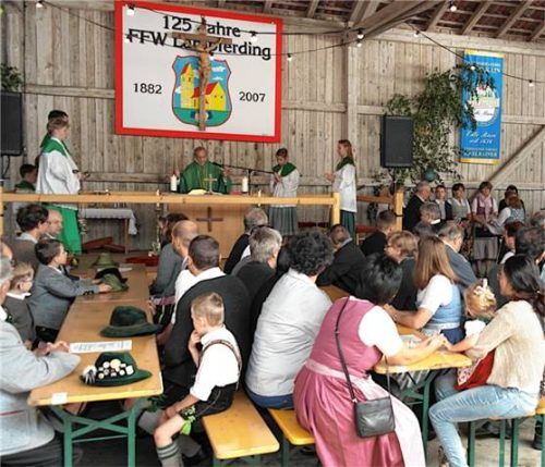 Andächtige Ruhe herrschte beim Gottesdienst mit Pfarrer Wiegele im Michen-Stadl, bevor das Festgetümmel am Sonntag losging. Foto stelzer