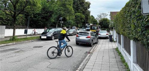Auch an der Prinzregentenschule in Rosenheim herrscht morgendliches Elterntaxi-Chaos. Die Schulbusse sind teilweise davon betroffen.