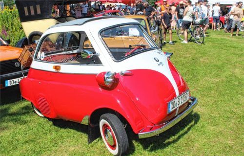 Auch die berühmte „Knutschkugel“ war in Nußdorf dabei: eine BMW Isetta. Fotos Steffenhagen
