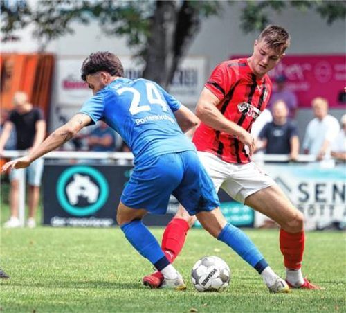 Auch mal konsequent: Wasserburgs Torschütze Matthias Rauscher „stempelt“ hier den Freilassinger Timo Portenkirchner. Foto Christian Mühlhofer
