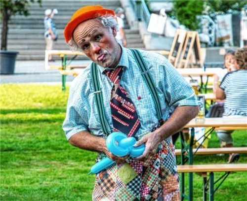 Auch zwei Clowns werden für Unterhaltung sorgen.