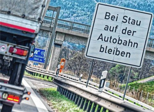 Auf der A8 von München in Richtung Salzburg kommt es immer wieder zu Staus. Die Ausweichstrecke soll zukünftig gesperrt sein. (Symbolbild) Foto Rolf Poss/Imago